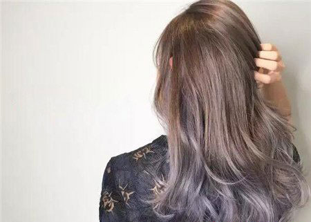 女生灰紫色头发 女生卷发发型 自然灰紫色头发5