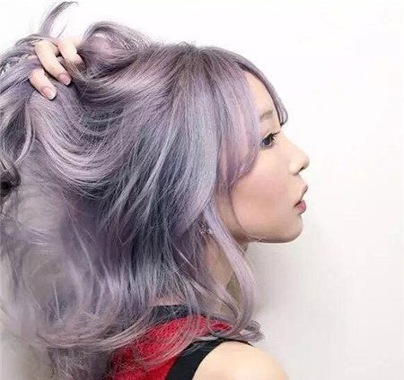 女生灰紫色头发 女生卷发发型 自然灰紫色头发1