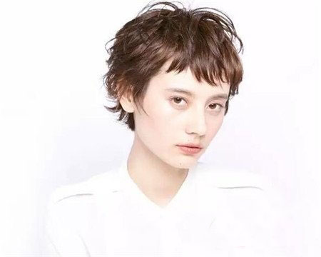 日式女生最新发型 最新女生发型图片 女生修颜烫发发型04