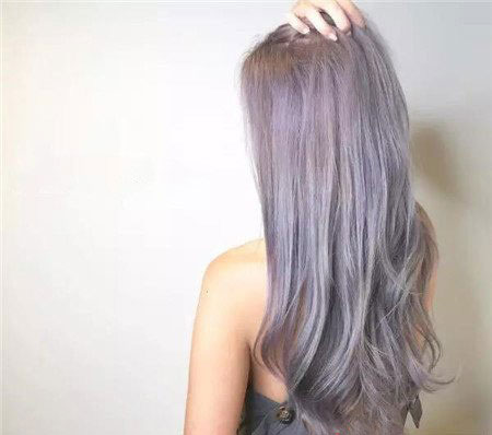 女生灰紫色头发 女生卷发发型 自然灰紫色头发2