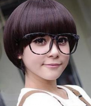 学生蘑菇头短发发型女