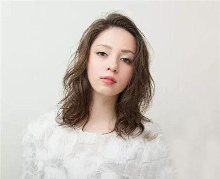 日式女生最新发型 最新女生发型图片 女生修颜烫发发型01