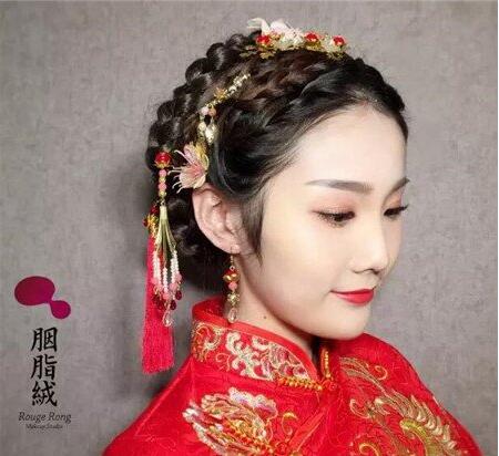 2022夏天流行的中式新娘发型图片02