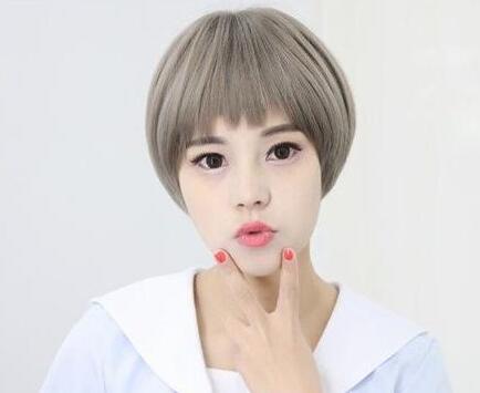 2022女生最新减龄齐眉短刘海发型图片02