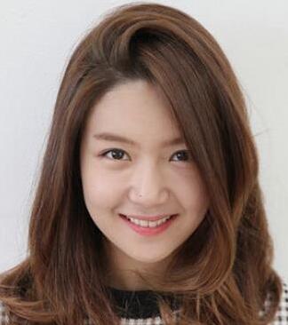 脸大的女生适合的韩式显瘦烫发发型图片05