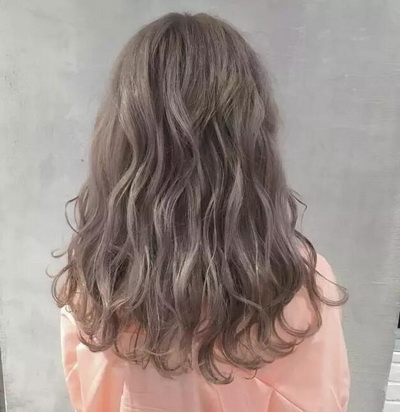 适合夏季的最新冷色系发色发型女图片03